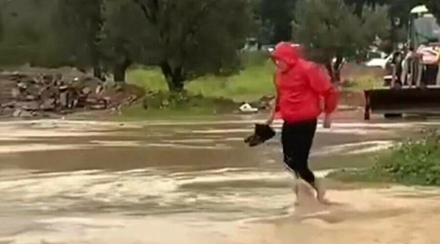 Meteoroloji uyarmıştı... İzmir sağanağa teslim! Yollar göle döndü