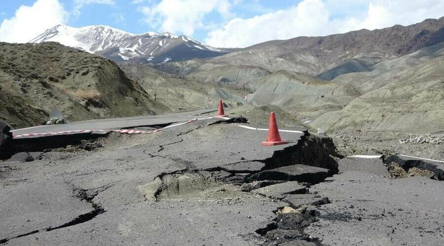 Bingöl’de heyelan: Dev yarıkların oluştuğu yol ulaşıma kapandı Bingöl’de heyelan: Dev yarıkların oluştuğu yol ulaşıma kapandı