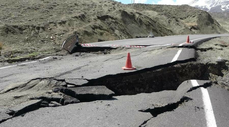 Bingöl’de heyelan: Dev yarıkların oluştuğu yol ulaşıma kapandı Bingöl’de heyelan: Dev yarıkların oluştuğu yol ulaşıma kapandı