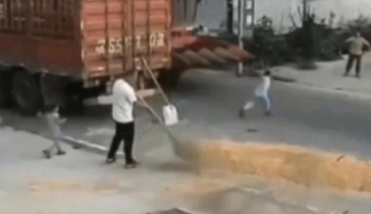 Annesini görünce yola atlayan çocuk yürekleri ağza getirdi! İş makinesinin altından yara almadan çıktı