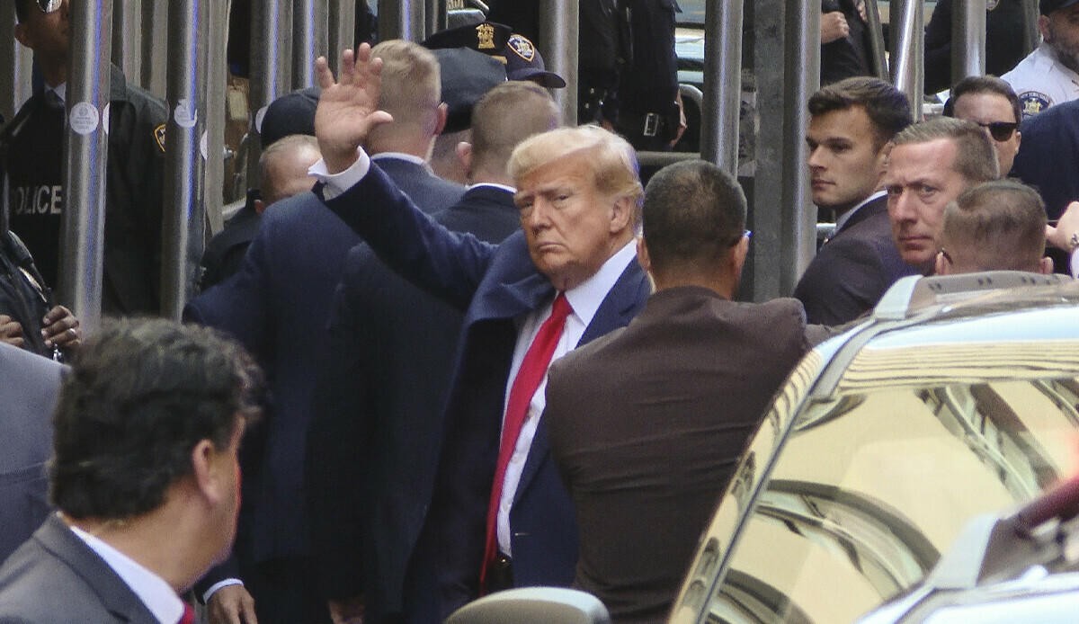 Tarihi duruşma sona erdi: Eski Başkan Trump mahkeme salonundan ayrıldı