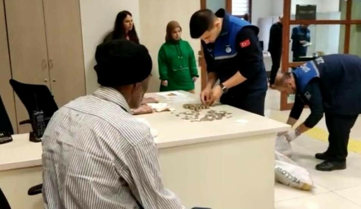 Zabıta ekipleri say say bitiremedi… Dilencinin yarım günlük mesaisi pes dedirtti! Zabıta ekipleri say say bitiremedi… Dilencinin yarım günlük mesaisi pes dedirtti!