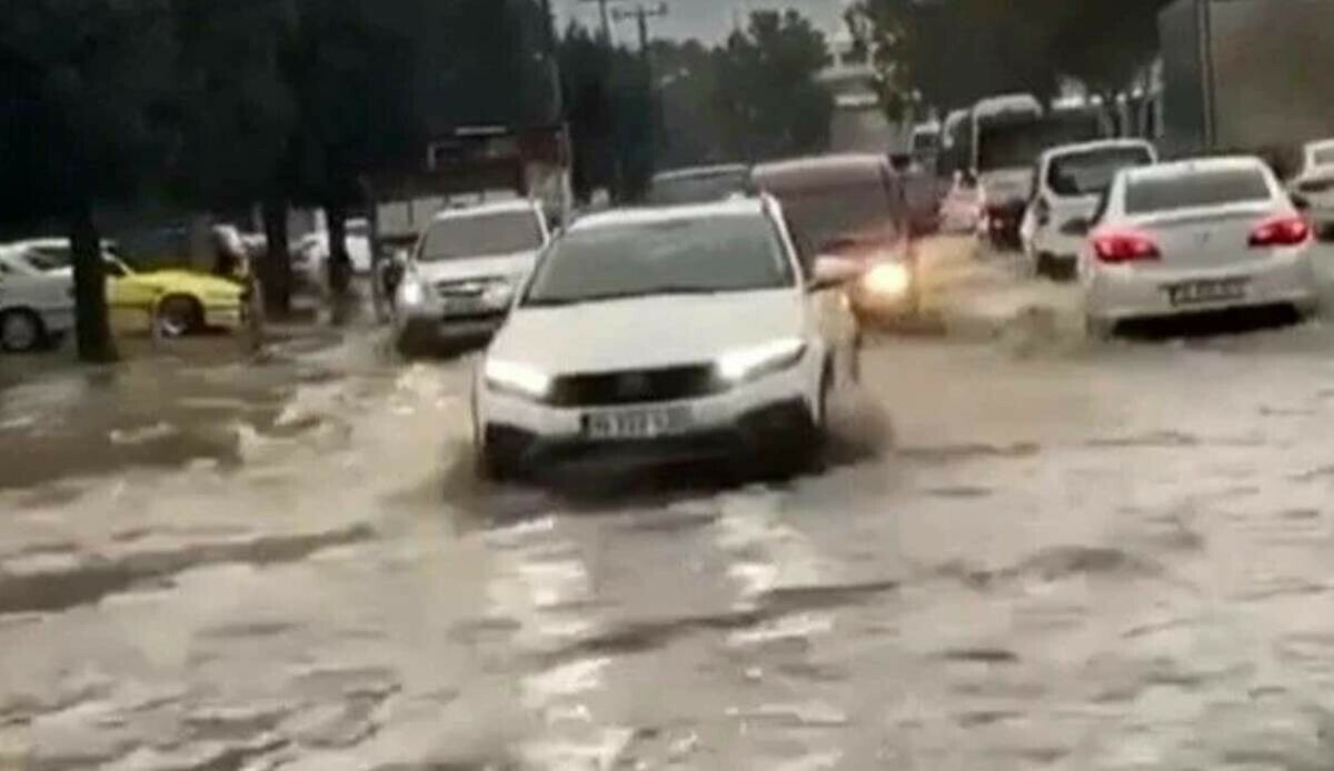 Meteoroloji uyarmıştı... İzmir sağanağa teslim! Yollar göle döndü