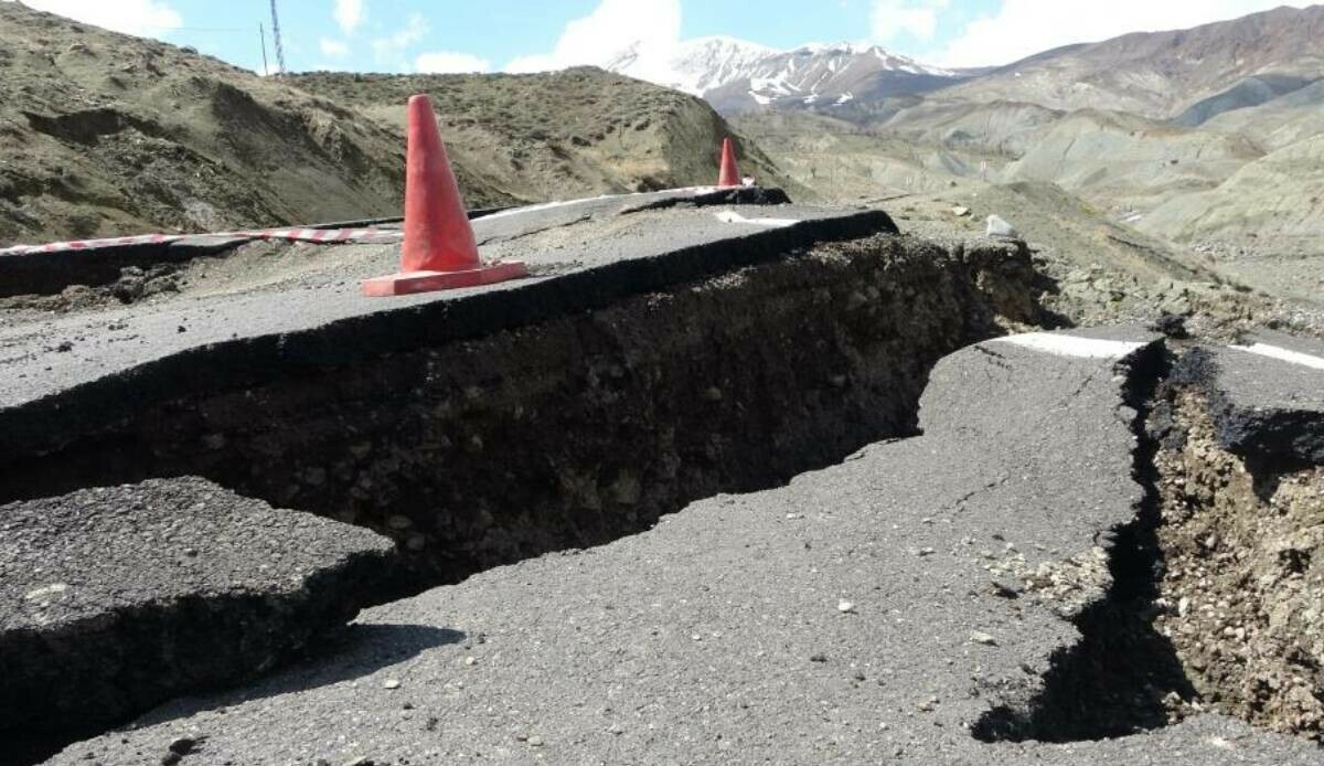 Bingöl’de heyelan: Dev yarıkların oluştuğu yol ulaşıma kapandı