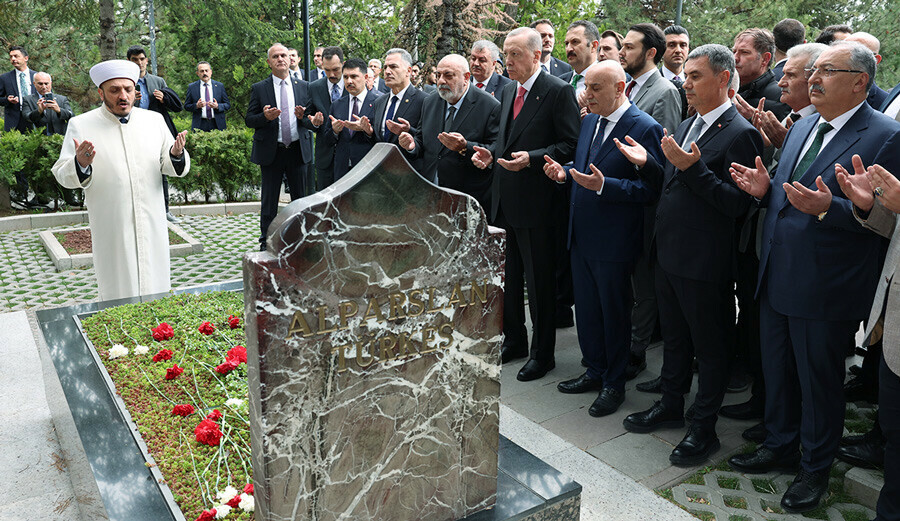 Son dakika: Cumhurbaşkanı Erdoğan'dan Alparslan Türkeş'in kabrine ziyaret