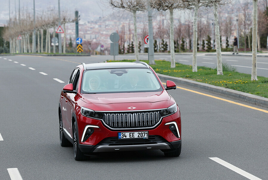 Cumhurbaşkanı Erdoğan'ın, Togg'u sürerken eşi ile olan diyaloğu gülümsetti