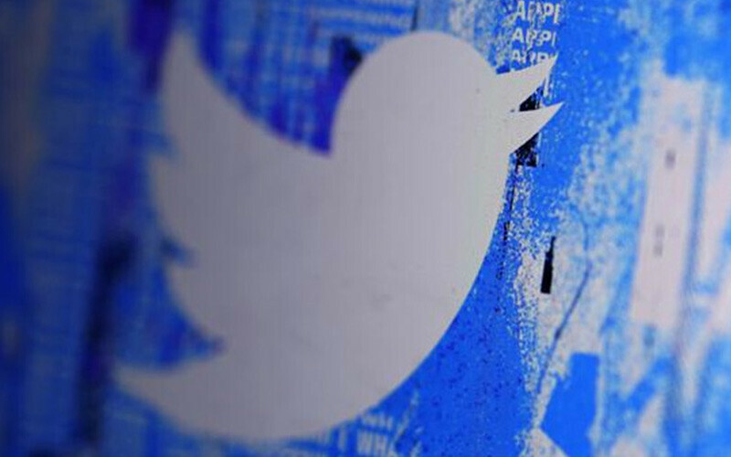 <h3><strong>TWITTER ARTIK O ESKİ BİLDİĞİMİZ TWITTER DEĞİL</strong></h3><p>Peki, Twitter'da temel kullanımı etkileyen başka neler oldu? Örneğin, Musk'ın yönetimine kadar yalnızca dikkate değer kişilere ücretsiz şekilde verilen 'mavi tik' olarak da adlandırılan doğrulanmış hesap rozetleri ücretlendirildi ve herkesin kullanımına sunuldu. Artık parayı veren mavi tik alıyor. Bunun dışında, tweet karakter sınırı da arttı. Twitter'ın piyasaya sürüldüğü ilk yıllarında karakter sınırı 140'tı. Yani bir tweet -boşluk, noktalama işaretleri ve emojiler dahil- en fazla 140 karakter olabiliyordu. Ancak birkaç yıl sonra bu sınır 280 oldu. Aslında Twitter, kullanıcıların kısa ve öz yazı yazma yeteneğini ortaya çıkaran bir sosyal ağdı ve çoğu kullanıcı Twitter'ı bu yüzden kullanıyordu. Şimdi ise Twitter'da roman olmasa da koca bir paragraf yazmak mümkün. Çünkü Twitter'ın ücretli abonelik sistemine kaydolan kişiler 4 bin karaktere kadar tweet atabiliyor. Bu özellikle birlikte Twitter resmen Twitter olmaktan evrildi, bambaşka bir hal aldı. Bakalım Twitter’da daha ne tür ‘uç’ ve ilginç değişiklikler göreceğiz…</p><p> </p><p>(Kaynak: Türkiye Gazetesi) </p>