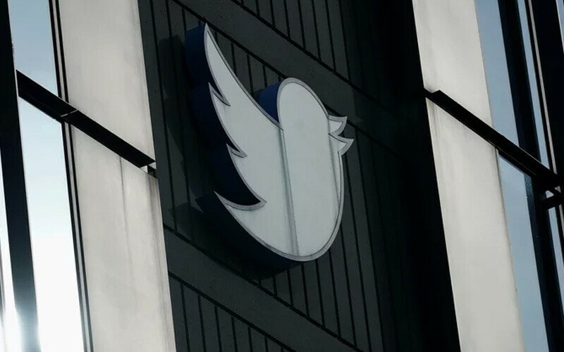 <p>Elon Musk, 28 Ekim 2022 günü sosyal medya devi Twitter’ı satın alma anlaşmasını tamamladı ve Twitter, çalkantılı satın alma sürecinin ardından yaklaşık <strong>44 milyar dolar </strong>karşılığında milyarder iş insanının oldu. Ancak bu ‘el değiştirme’ birçok kullanıcı için sosyal medya ağının artık kullanılamayacak kadar kötü bir mecraya dönüşmesi anlamına geliyordu. Aslında Musk yapacağı değişiklikleri, planlarının bir kısmını açıklamıştı da ve bu yüzden Musk'ın açıklamalarını takip eden kullanıcılar karşılaşacakları değişiklikleri tahmin edebiliyordu. Öyle de oldu… </p>