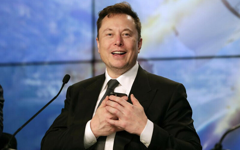 <p>Twitter’a 44 milyar dolar ödeyen Musk, parayı nereden çıkaracağını kara kara düşünüyor. Öyle ki şirket masraflarını kısma çabasını tüm dünya biliyor. Örneğin, şirket içindeki yemeklerin artık verilmediği ileri sürülmüştü. Ayrıca çalışanlara ödenen çeşitli ikramiyeler, ödenekler de artık verilmiyor. Yani çalışanlar sadece sabit maaşlarını alıyor ve Musk’dan önce firmanın sağladığı yemek, ikramiye gibi yan haklar artık yok. </p>