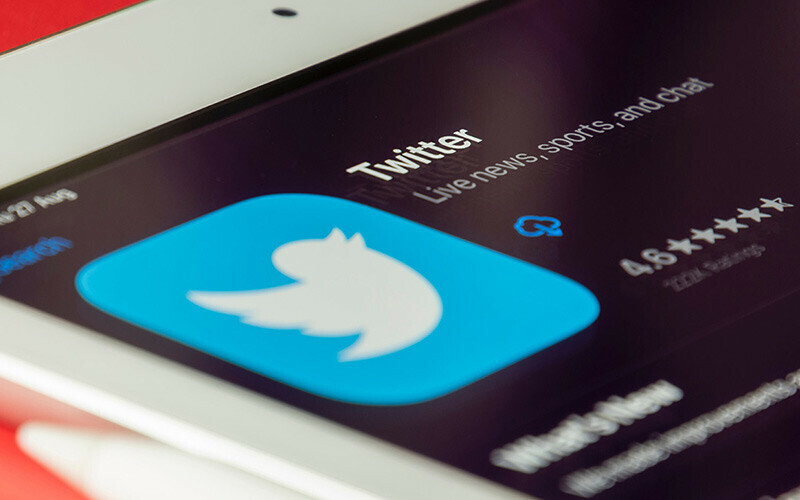 <h3><strong>TWITTER KİRASINI BİLE ÖDEYEMEDİ</strong></h3><p>Ayrıca Twitter, dünyanın farklı noktalarında yer alan pek çok ofisini kapattı, ABD'de de merkez ofis haricindeki diğer ofisleri kapattı ya da çalışan sayısını azalttı. Hatta Twitter’ın bazı ofislerinin kirasını, faturalarını ödemediği ortaya çıktı. Twitter’ın çok ciddi bir ekonomik krizle boğuştuğuna kuşku yok. Çünkü geçtiğimiz ay Musk'ın çalışanlara gönderdiği bir e-posta durumun ne kadar vahim olduğunu ortaya koydu. Musk'a göre, Twitter'ın değeri satın alımdan önceye kıyasla yarı yarıya düştü ve şu anda Twitter'ın değeri 20 milyar dolar civarında (Musk, 44 milyar dolara satın almıştı). Üstelik Twitter'ın kasasında yalnızca dört ay yetecek kadar nakit para kaldığını da itiraf etti. </p>