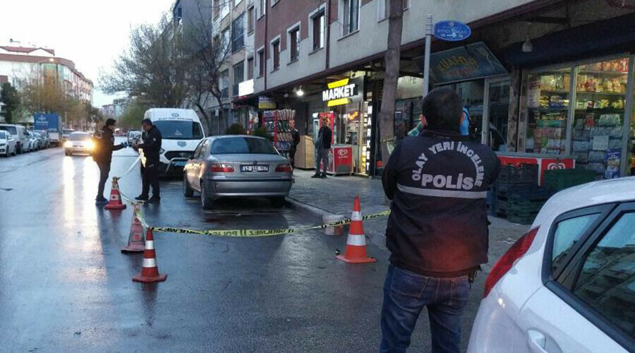 Sokak ortasında kanlı cinayet: Boşanma aşamasındaki eşini çocuğunun gözü önünde vurdu Sokak ortasında kanlı cinayet: Boşanma aşamasındaki eşini çocuğunun gözü önünde vurdu