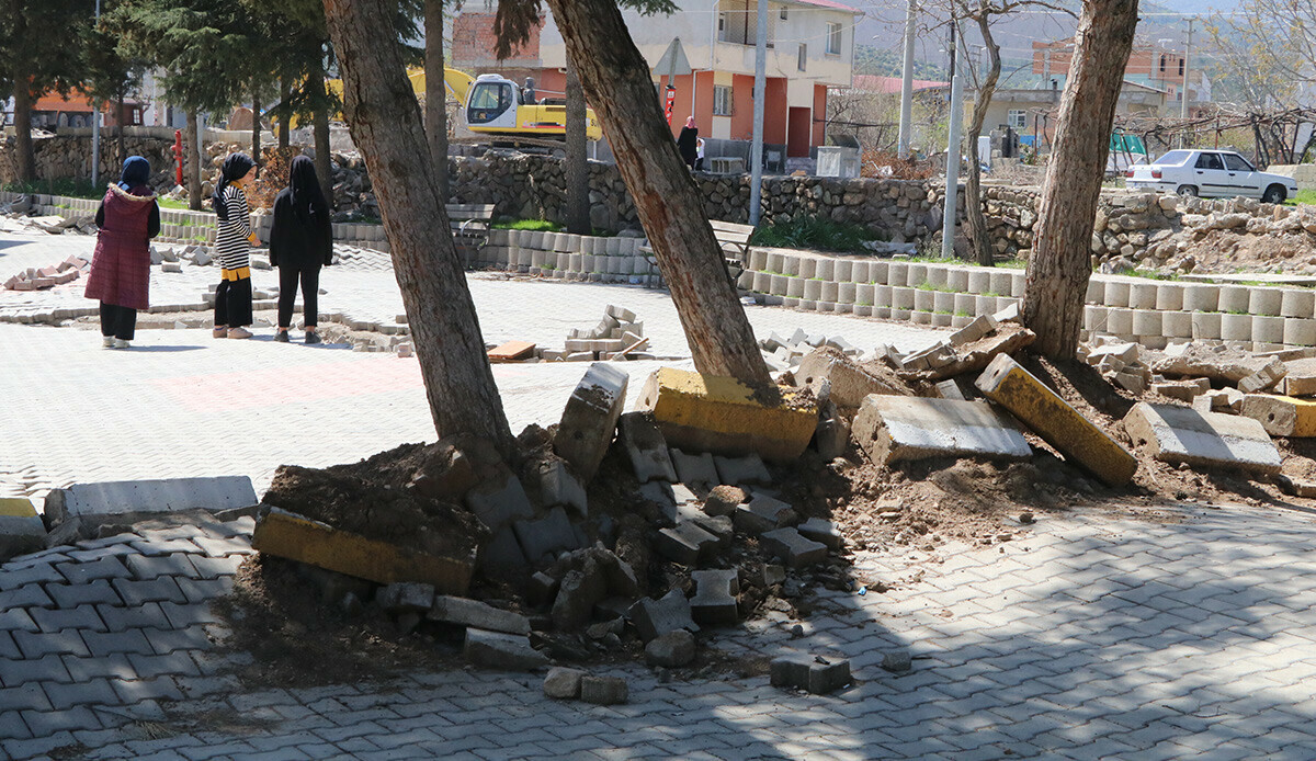 Okul bahçesinde akılalmaz görüntü! Depremin şiddetini gözler önüne serdi