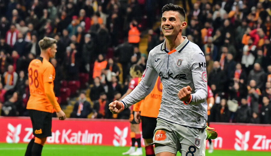 Emre Belözoğlu Galatasaray - Medipol Başakşehir maçında kırmızı kart gördü