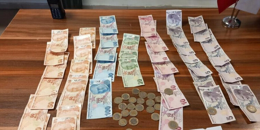 Adana'da 3 saat dilenen şahsın üzerinden bin 385 lira çıktı Adana'da 3 saat dilenen şahsın üzerinden bin 385 lira çıktı