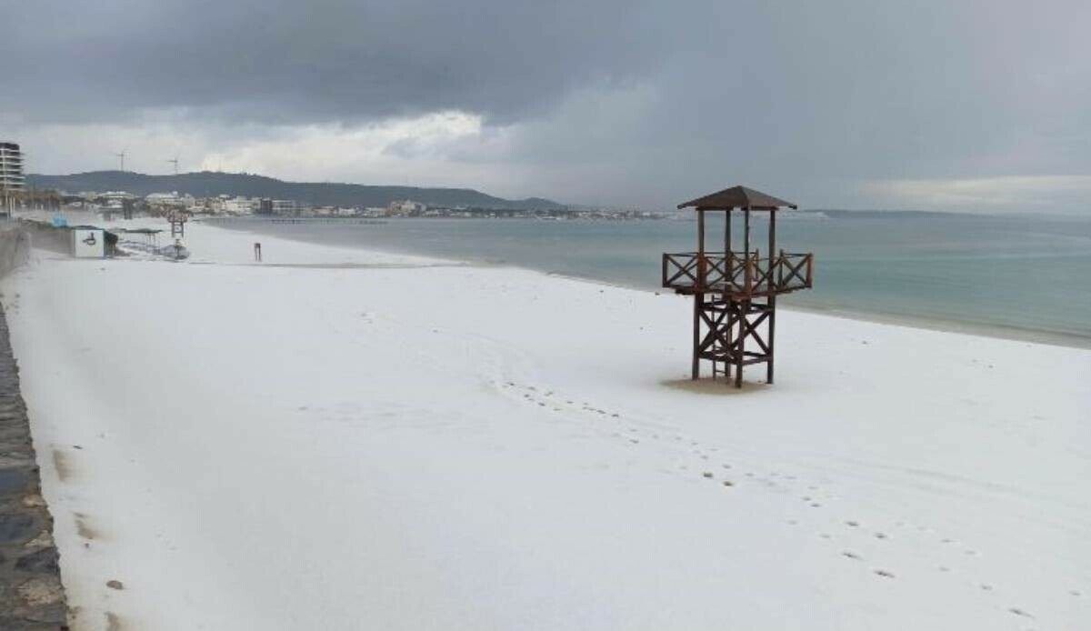 Nisan ayında İzmir’e dolu yağdı: Çeşme sahili beyaza büründü Nisan ayında İzmir’e dolu yağdı: Çeşme sahili beyaza büründü