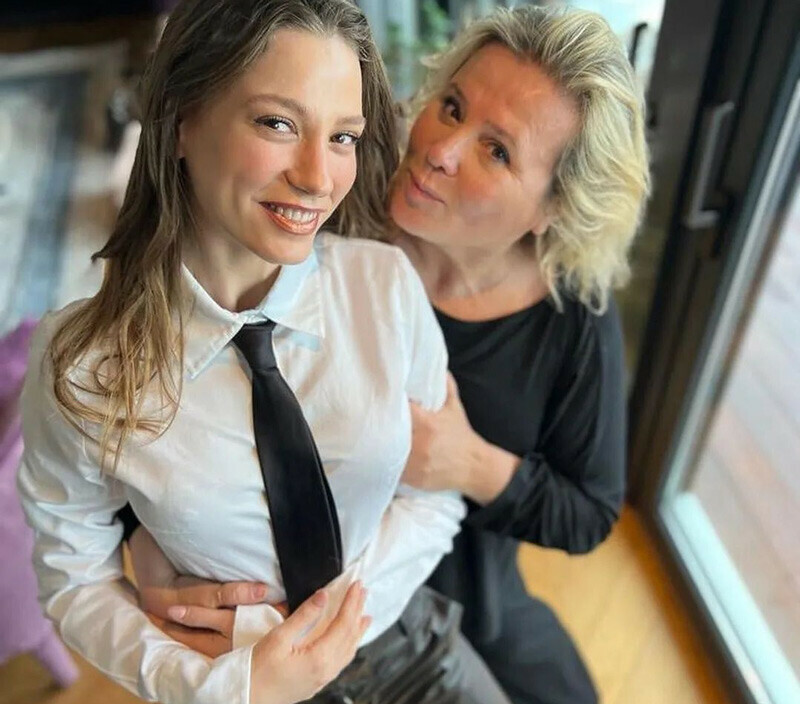 Aile’nin başrolü Serenay Sarıkaya’dan sürpriz: Yeni dizi ile geliyor Aile’nin başrolü Serenay Sarıkaya’dan sürpriz: Yeni dizi ile geliyor