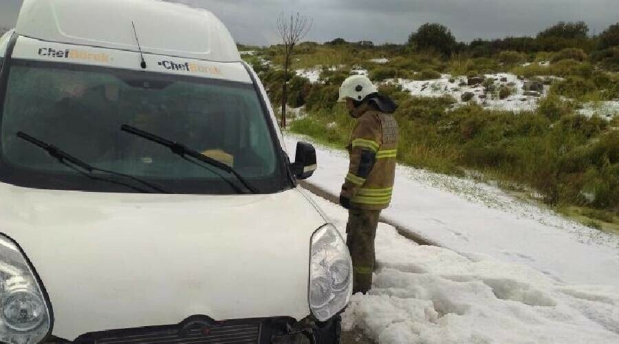Nisan ayında İzmir’e dolu yağdı: Çeşme sahili beyaza büründü Nisan ayında İzmir’e dolu yağdı: Çeşme sahili beyaza büründü