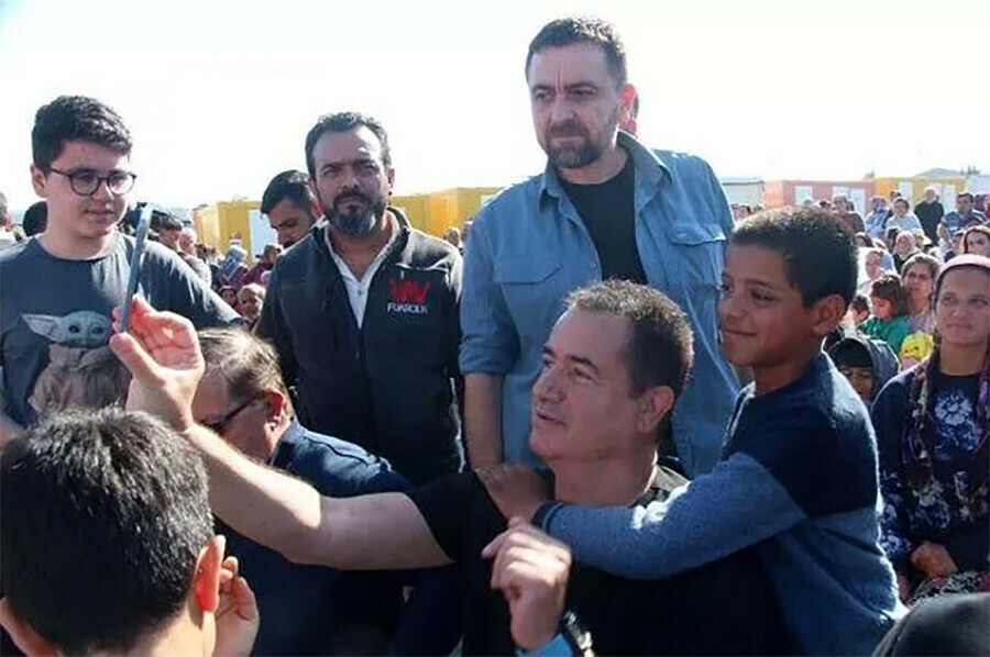 Hakan Ural depremzedelerle bir araya gelen Acun'un saatine takıldı, ortalık karıştı!