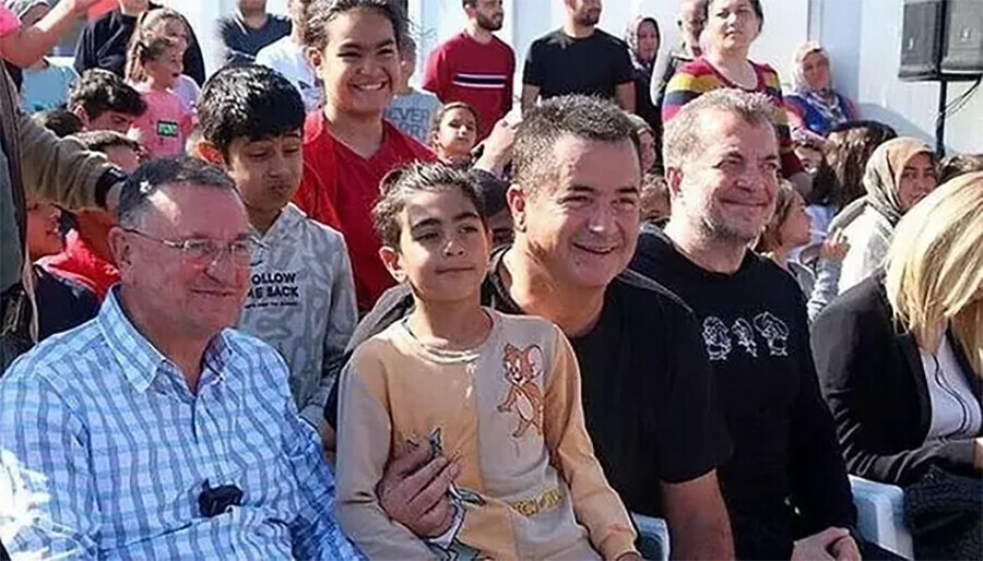 Hakan Ural depremzedelerle bir araya gelen Acun'un saatine takıldı, ortalık karıştı!