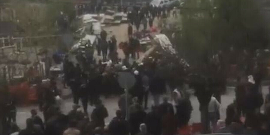 Kaçak bina yıkımında ortalık savaş alanına döndü! Tuğla ve sandalye saldırdılar, polis havaya ateş açtı Kaçak bina yıkımında ortalık savaş alanına döndü! Tuğla ve sandalye saldırdılar, polis havaya ateş açtı