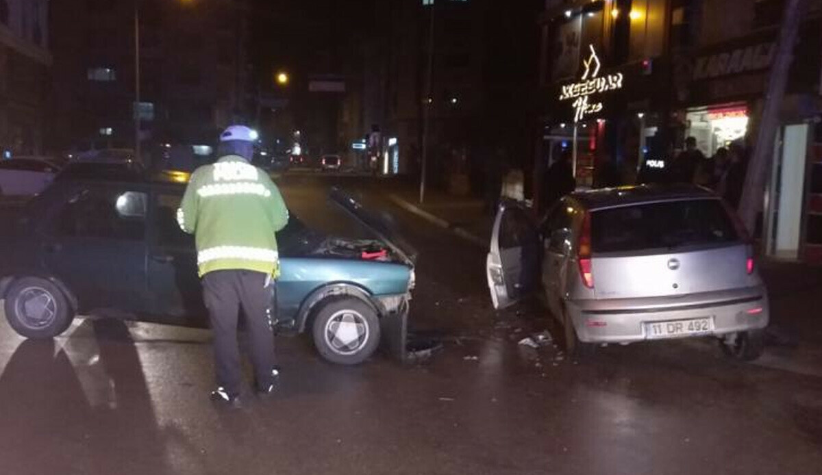 Bilecik'te korkunç kaza! Otomobiller kafa kafaya çarpıştı: Çok sayıda yaralı var Bilecik'te korkunç kaza! Otomobiller kafa kafaya çarpıştı: Çok sayıda yaralı var