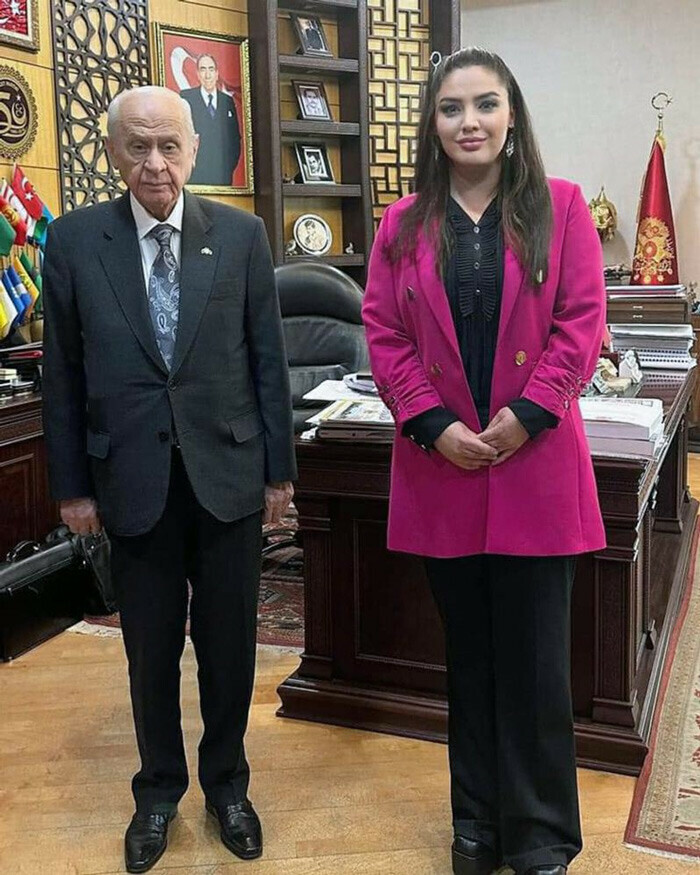 Seksenler dizisinin Yıldız’ı Özlem Balcı MHP’den 1. sıra milletvekili adayı oldu Seksenler dizisinin Yıldız’ı Özlem Balcı MHP’den 1. sıra milletvekili adayı oldu
