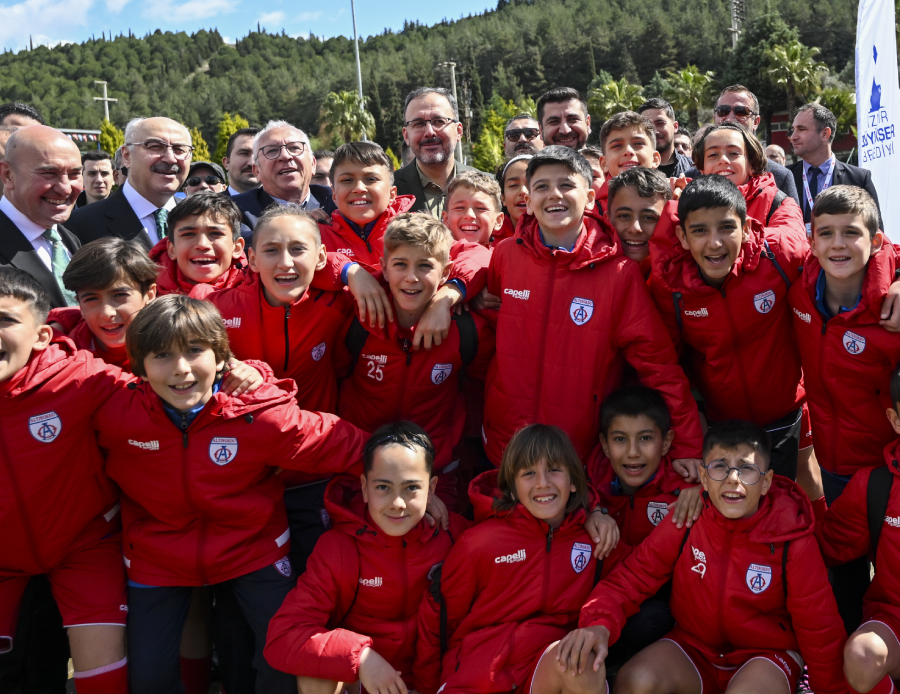 İzmir Cup başladı! 22 ülkeden 72 futbol takımı turnuvada boy gösterecek İzmir Cup başladı! 22 ülkeden 72 futbol takımı turnuvada boy gösterecek