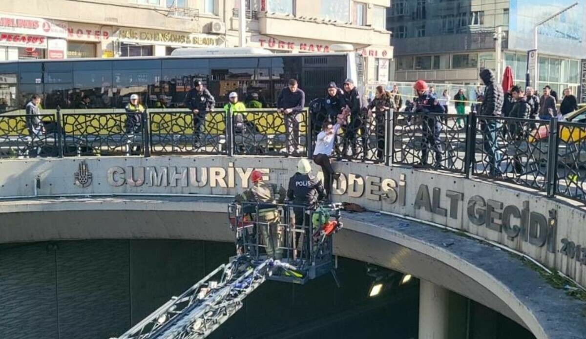 Taksim’de intihar girişimi: Ukrayna-Rusya savaşını protesto etti Taksim’de intihar girişimi: Ukrayna-Rusya savaşını protesto etti