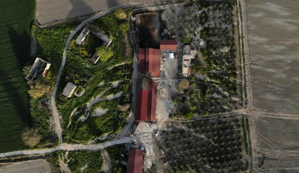 Depremin şiddeti drone ile görüntülendi: Evin içinden fay hattı geçti, toprak metrelerce kaydı Depremin şiddeti drone ile görüntülendi: Evin içinden fay hattı geçti, toprak metrelerce kaydı