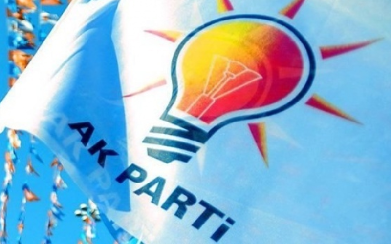 <h3>AK PARTİ MİLLETVEKİLİ ADAYLARI İSİM LİSTESİ 2023</h3><p>Ak Parti milletvekili adayları listesine ilişkin hala resmi bir açıklama yapılmadı. Cumhurbaşkanı Erdoğan, kesin aday listenin YSK’ya teslim edildikten sonra belli olacağına değindi. Aday listelerinin isim isim açıklanacağı törenin ise gelecek günlerde yapılacağı düşünülüyor.</p><p>Cumhurbaşkanı Recep Tayyip Erdoğan’ın konuya ilişkin olarak yaptığı açıklamada şu ifadeler yer aldı:</p><p><em><strong>“Hafta sonuna kadar bunları zaten kesinleştireceğiz. Kesinleştirdikten sonra da bunların açıklamalarını da inşallah büyük ihtimalle önümüzdeki hafta içinde şöyle güzel bir törenle arkadaşlarımızın yerlerini, konumlarını, hatta listeyi malum vereceğiz.</strong></em></p>