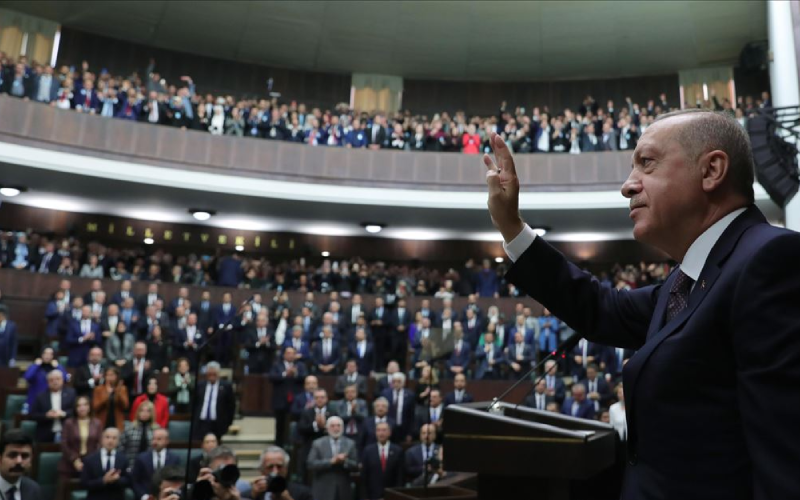 <p><em><strong>Bu liste de zaten Yüksek Seçim Kurulu'na verildikten sonra kim nerede hepsi ortaya çıkmış olacak. Kabinedeki arkadaşlarımızla ilgili çalışmalarımızı hala devam ettiriyoruz. Onları da netleştirdikten sonra açıklarsak daha isabetli olabilir. Çünkü her an her şey değişebiliyor.</strong></em></p><p><em><strong>Partimize teveccühün yine çok yüksek olduğu bir aday adaylığı süreci yaşandı. Aday adaylığı için şu ana kadar 6 binin üzerinde bir başvuru aldık. Ayrıca bakanlarımız gibi başvuruya gerek olmaksızın değerlendireceğimiz isimler var. Kadrolarımızda yer alması bizlere güç katacak birçok isim üzerinde de ayrıca çalışıyoruz. Sürpriz isimlerimiz de mutlaka olacak, var.</strong></em></p><p><em><strong>Yazar, çizer, entelektüel, bütün bu kesimlerden isimler var. Ondan sonra parti kurullarımızdaki çalışmalar sonuçlanıp listemizi Yüksek Seçim Kurulu'na verdiğimizde bu isimler kamuoyuyla zaten paylaşılacak. Sadece milletvekili adaylarımızı değil, önümüzdeki dönemin kabinesini ve üst yönetimini de şimdiden çalışmaya başladık. Bunların hepsini de vakti geldiğinde sizler vasıtasıyla milletimizin bilgisine sunacağız.”</strong></em></p>