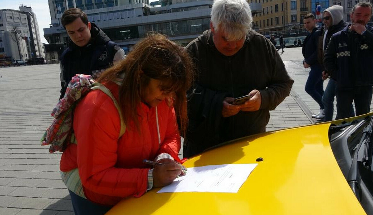 Turistlerden fazla ücret talep eden taksici istediğine bin pişman oldu! Aracından, ehliyetinden oldu, üstüne birde para cezası yedi