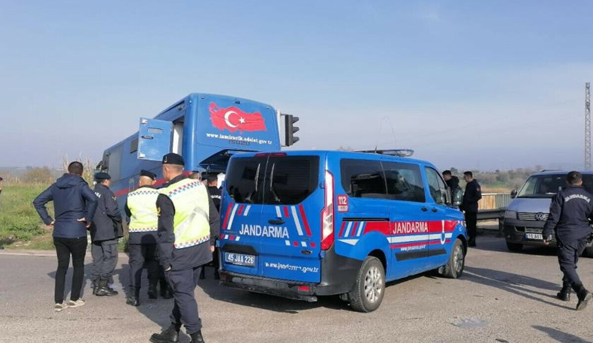 Manisa'da korkunç kaza! Cezaevi nakil aracı tırla çarpıştı: 6'sı asker 9 yaralı Manisa'da korkunç kaza! Cezaevi nakil aracı tırla çarpıştı: 6'sı asker 9 yaralı