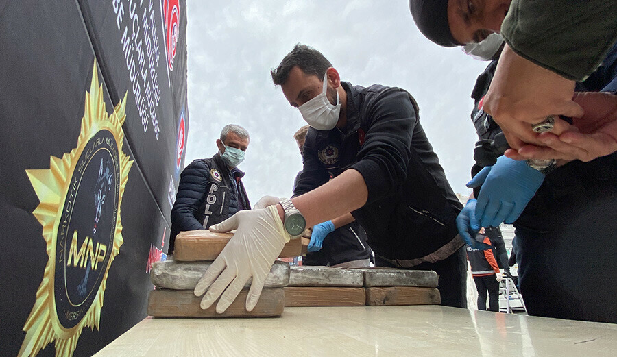 Mersin Limanı'nda muz yüklü konteynerde 97,5 kilo kokain ele geçirildi Mersin Limanı'nda muz yüklü konteynerde 97,5 kilo kokain ele geçirildi