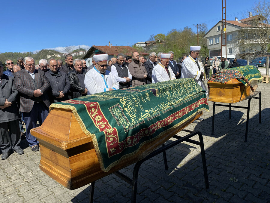 Yangında hayatını kaybeden oyuncu Şehsuvar Aktaş’ın anne babası son yolculuğuna uğurlandı