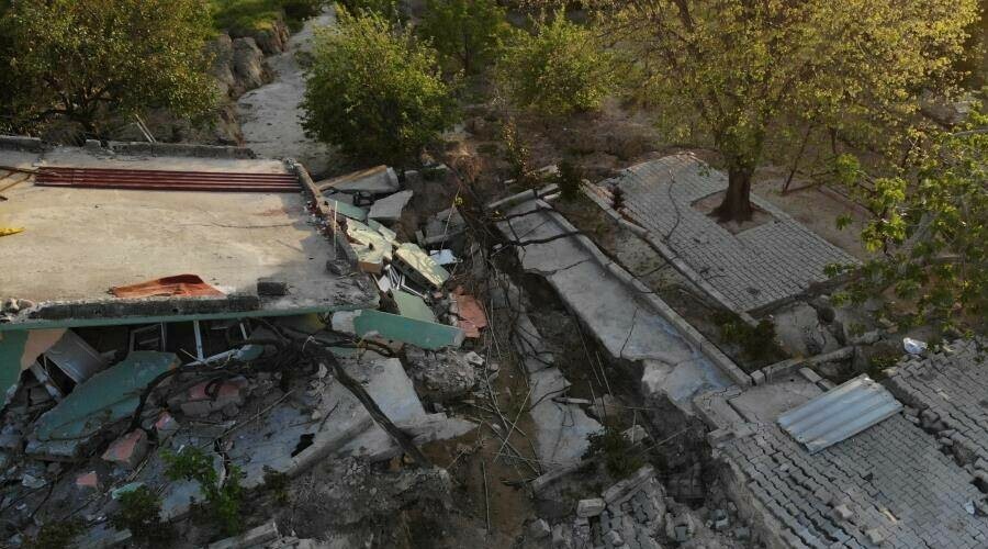 Depremin şiddeti drone ile görüntülendi: Evin içinden fay hattı geçti, toprak metrelerce kaydı Depremin şiddeti drone ile görüntülendi: Evin içinden fay hattı geçti, toprak metrelerce kaydı