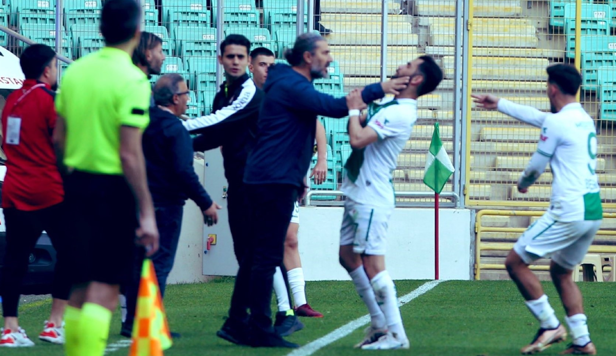 Bursaspor&#039;dan Ahmet Yıldırım isyanı! Maç anında futbolcunun boğazını sıkınca ortalık karıştı