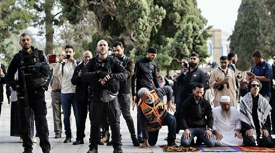 İsrail polisi eşlik etti! Yahudi yerleşimciler Mescid-i Aksa’ya baskın düzenledi İsrail polisi eşlik etti! Yahudi yerleşimciler Mescid-i Aksa’ya baskın düzenledi