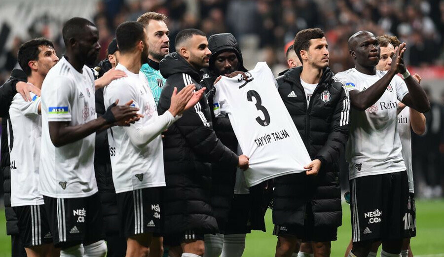 Beşiktaş'ta Cenk Tosun üzüntüsü! Giresunspor maçına devam edemedi... Beşiktaş'ta Cenk Tosun üzüntüsü! Giresunspor maçına devam edemedi...