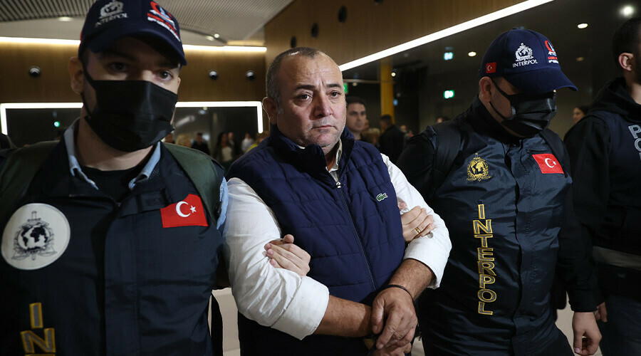 Çiftlik Bank davasında yeni geişme: 'Tosuncuk'un 'kara kutusu' Türkiye'ye iade edildi Çiftlik Bank davasında yeni geişme: 'Tosuncuk'un 'kara kutusu' Türkiye'ye iade edildi