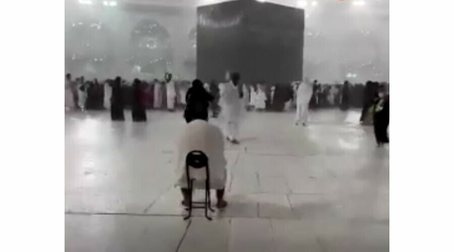 Sağanak yağışa aldırış etmeyen binlerce Müslüman Kabe’yi tavaf etti