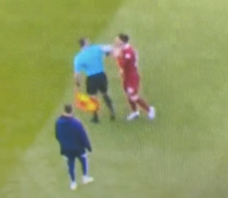 Tarihi maçı yöneten hakeme soruşturma açıldı! Herkes içinde futbolcuya dirsek atmıştı