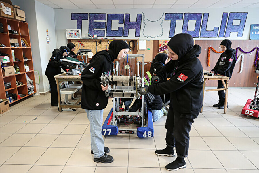 İmam Hatipli kızlar Amerika'daki robot yarışmasında Türkiye'yi temsil edecek İmam Hatipli kızlar Amerika'daki robot yarışmasında Türkiye'yi temsil edecek