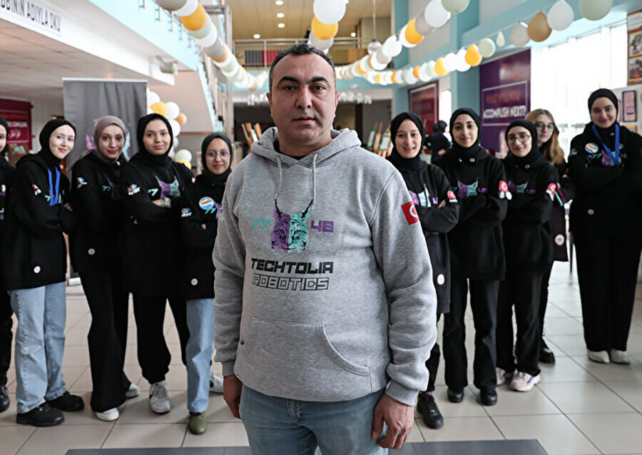 İmam Hatipli kızlar Amerika'daki robot yarışmasında Türkiye'yi temsil edecek İmam Hatipli kızlar Amerika'daki robot yarışmasında Türkiye'yi temsil edecek