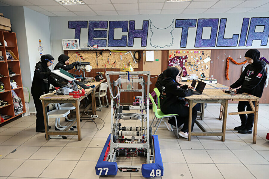 İmam Hatipli kızlar Amerika'daki robot yarışmasında Türkiye'yi temsil edecek İmam Hatipli kızlar Amerika'daki robot yarışmasında Türkiye'yi temsil edecek