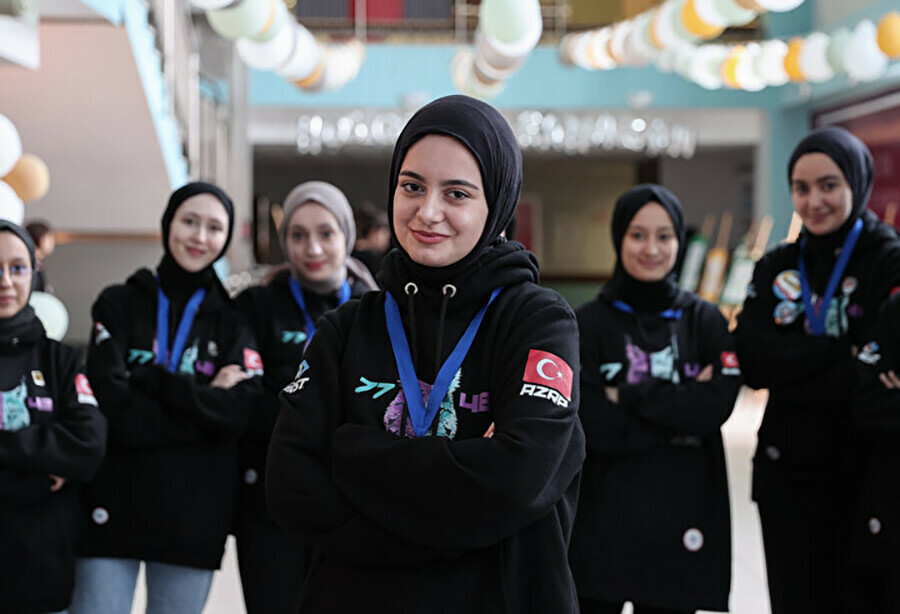 İmam Hatipli kızlar Amerika'daki robot yarışmasında Türkiye'yi temsil edecek İmam Hatipli kızlar Amerika'daki robot yarışmasında Türkiye'yi temsil edecek