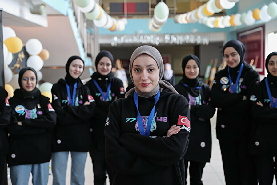İmam Hatipli kızlar Amerika'daki robot yarışmasında Türkiye'yi temsil edecek İmam Hatipli kızlar Amerika'daki robot yarışmasında Türkiye'yi temsil edecek