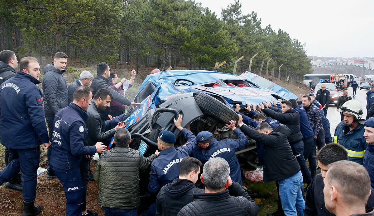 Eskişehir'de yolcu otobüsü zincirleme kazaya neden oldu, ortalık savaşa alanına döndü! ! 12'si asker 14 kişi yaralı