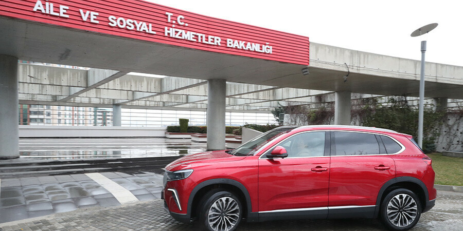 Bakan Derya Yanık, makam aracı Togg’la trafiğe çıktı: Göğsümüzü kabartan bir iş olmuş