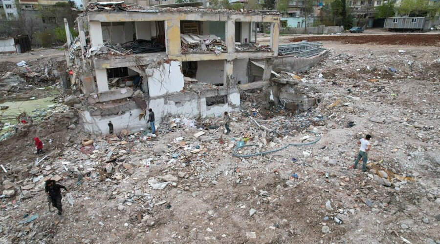 En acı kazanç: Binlerce kişiye mezar olan moloz yığınları, kalanlara geçim kapısı oldu En acı kazanç: Binlerce kişiye mezar olan moloz yığınları, kalanlara geçim kapısı oldu